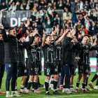 Los jugadores del Burgos CF celebran la eliminación del Getafe con la afición.