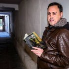 El escritor David López Cabia, con un ejemplar de su última novela, ‘Callejones sin gloria’.