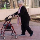 Archivo - Una persona camina con un andador.