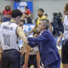 El entrenador segoviano da instrucciones a sus jugadores durante el partido ante Gran Canaria en el Coliseum.