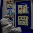 Gente comprando lotería para el Sorteo Extraordinario de ‘El Niño’, a 29 de diciembre de 2029, en Madrid (España). 