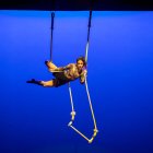 Amaya Goñi desplegó su lenguaje de danza y trapecio en su regreso a Burgos para brillar en la Gala de Circo del Teatro Principal.