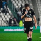 Aitor Córdoba se muerde la camiseta tras el partido en Córdoba.