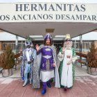 Los Reyes Magos de Oriente posan en su llegada a la residencia de ancianos Teresa Jornet.