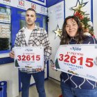Álvar Alonso y Ruth Prieto, de Don Pepe, celebran el tercer premio en la Lotería del Niño.