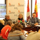 La vicepresidenta de la Junta y consejera de Familia e Igualdad de Oportunidades, Isabel Blanco (centro), en la delegación territorial de la Junta en León este miércoles.