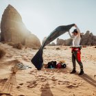 Gutiérrez  prepara el vivac en el que pasar la noche a la espera de cerrar la etapa maratón.