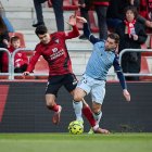 Novia disputa un balón con Embarba.