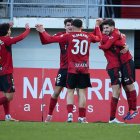 Los jugadores celebran un gol.