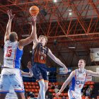 Terins lanza a canasta durante el partido contra Alicante.