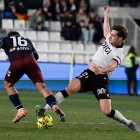 Íñigo Córdoba, autor del gol, intenta quitar el balón a un rival.
