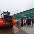 El director general de Infraestructuras y Sostenibilidad Ambiental, Jose Manuel Jiménez (centro derecha), inaugura el Centro Logístico de Biomasa de Castrocontrigo (León).