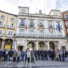 Imagen del minuto de silencio en la Plaza Mayor.