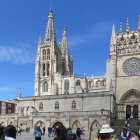 Turistas en la plaza de San Fernando de Burgos.
