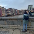 Laura, ingeniera burgalesa, observa el río Onyar de Girona tras el paso de la borrasca Harry.