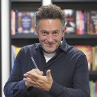 El escritor Mikel Santiago presenta 'La chica del lago' en Burgos.