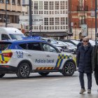 Un coche patrulla de la Policía Local, al inicio de la avenida del Cid de Burgos.