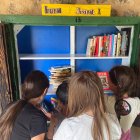Los vecinos de Guzmán (Burgos), rehabilitan la Fuente de San Quinces y transforman la caseta anexa en una Biblioteca Verde que sirve como espacio comunitario para la localidad