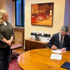 La alcaldesa Cristina Ayala presidió la firma de toma de posesión del secretario municipal, Javier Gallo.