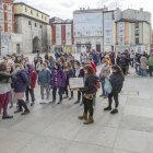 Un grupo de personas visita la Catedral de Burgos.