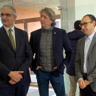 Arlos Martínez, junto a David Serrada (d) y Xosé Bustelo (i) en su visita a Salamanca.