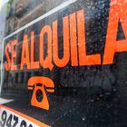 Un cartel anuncia el aquiler de un inmueble en Burgos.