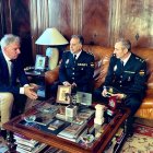 José Carlos Donoso, en el centro, con el anterior subdelegado del Gobierno en Palencia, Ángel Miguel