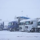 Archivo - Imagen de archivo de camiones parados por la nieve.