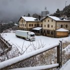 Archivo - Un camión parado en el Puerto de Navacerrada, a 2 de diciembre de 2025, en Madrid.