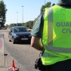Los controles preventivos de la Guardia Civil permiten arrestar a huidos de la justicia.