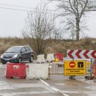 Señalización del corte de circulación en la antigua carretera de Cortes con motivo del inicio de las obras de la senda peatonal y ciclista.