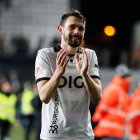 Atienza aplaude tras el final del partido contra el Eibar.