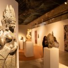 La muestra analiza cómo las imágenes sagradas estructuraban la existencia diaria en los hogares y templos de las grandes culturas de la Antigüedad asiática.