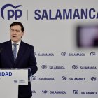 El presidente regional del PP, Alfonso Fernández Mañueco ofrece una rueda de prensa en la sede del PP de Salamanca.