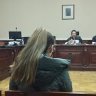 La ya condenada, cuya sentencia es firme, de espaldas durante la conformidad celebrada este lunes en la Audiencia de Valladolid.
