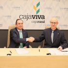 El director general de Cajaviva, Ramón Sobremonte, y el rector de la UBU, José Miguel García, tras la firma del acuerdo de colaboración.