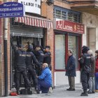 El dueño del 'Blanco y Negro' recupera el bar tras ejecutarse la orden de desahucio.