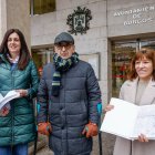 Representantes de la asociación con las firmas recogidas.