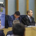 El acusado de la muerte de Sergio Delgado, en la Audiencia Provincial de Burgos, junto a su abogado.