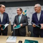 Ramón Sobremonte junto con los autores del estudio Manuel Morquillas (i) y José maría Calzada de la UBU.