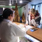 Una mujer consulta información en el Centro de Recepción de Turistas de Burgos, en la calle Nuño Rasura.