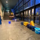 Cubos para recoger el agua de las goteras en el Polideportivo El Plantío, durante un partido del Tizona Burgos.