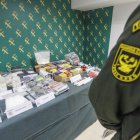 Imagen de parte del material incautado al acusado tras su detención.