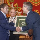 Entrega del Báculo de Oro a Jesús Aguirre, presidente de la Asociación Amigos del Camino de Santiago de Burgos.
