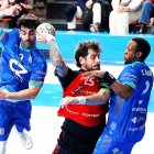 Tomás Morerira lanza a portería durante el partido.