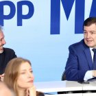 El presidente del Partido Popular, Alberto Núñez Feijóo, preside la reunión de la Junta Directiva Nacional del partido que se celebra en Madrid. Asiste el presidente del PP de Castilla y León, Alfonso Fernández Mañueco En la imagen junto al ganador de las elecciones en Aragón, Jorge Ascón.