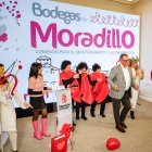 Instante de la presentación del evento amenizado por el grupo de teatro de la localidad 'Enebrando'.