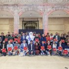 Foto de familia de los restaurantes reconocidos por la Guía Michelin que recibieron su placa en un acto organizado por Caixabank en la Casa del Cordón.