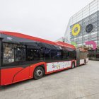 Uno de los autobuses municipales rotulado con el logotipo de 'Burgos 2031'.