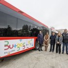 Los corporativos del Ayuntamiento de Burgos con el autobús municipal rotulado con el logo de 'Burgos 2031'.